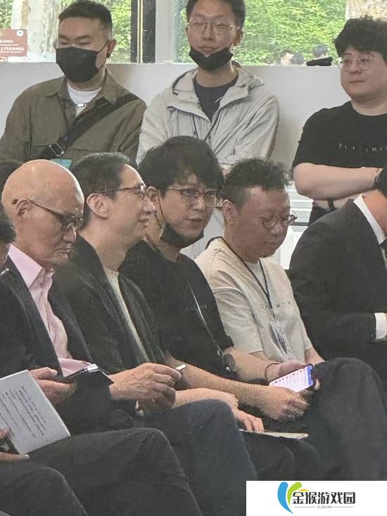 冯骥杨奇艺术展现场照曝光：口罩“焊死”在杨奇下巴上